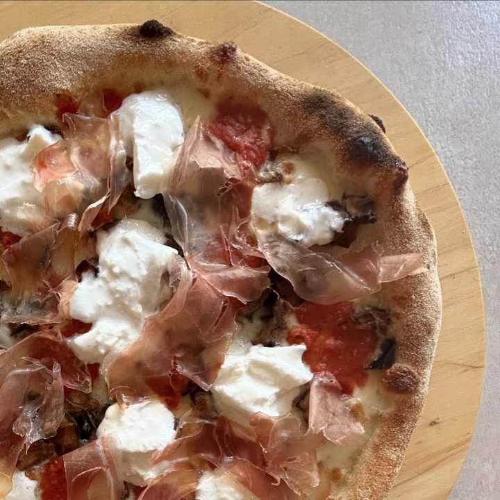 La pizza del mese di agosto 2024: melanzane fritte, fiordilatte, crema di pomodoro datterino, burrata, crudo di langhirano
