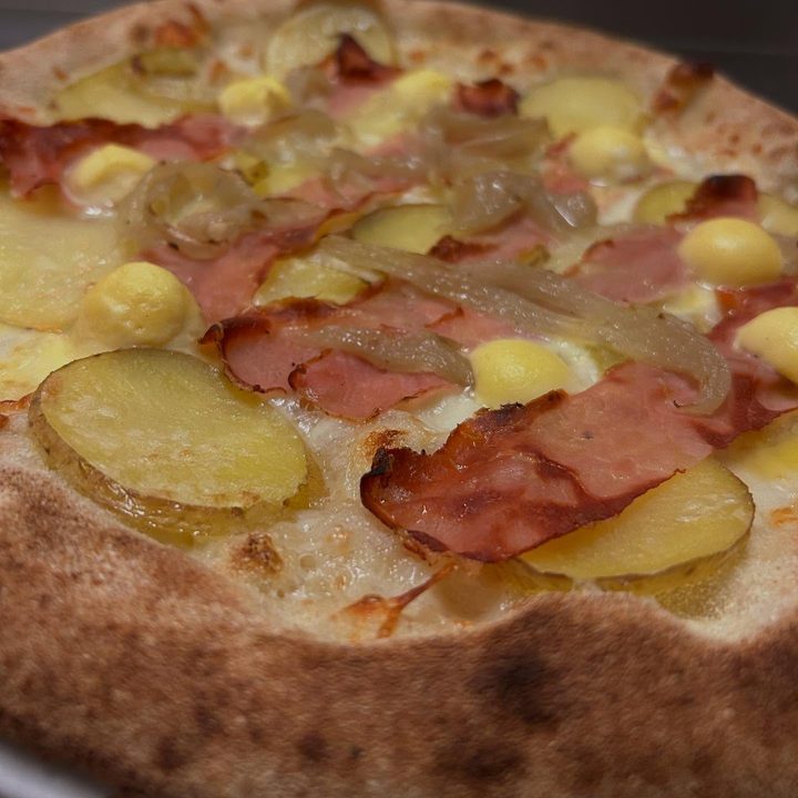 La pizza del mese di febbraio 2025: fior di latte, speck in cottura, patate sbollentate, crema d'uovo, cipolla stufata