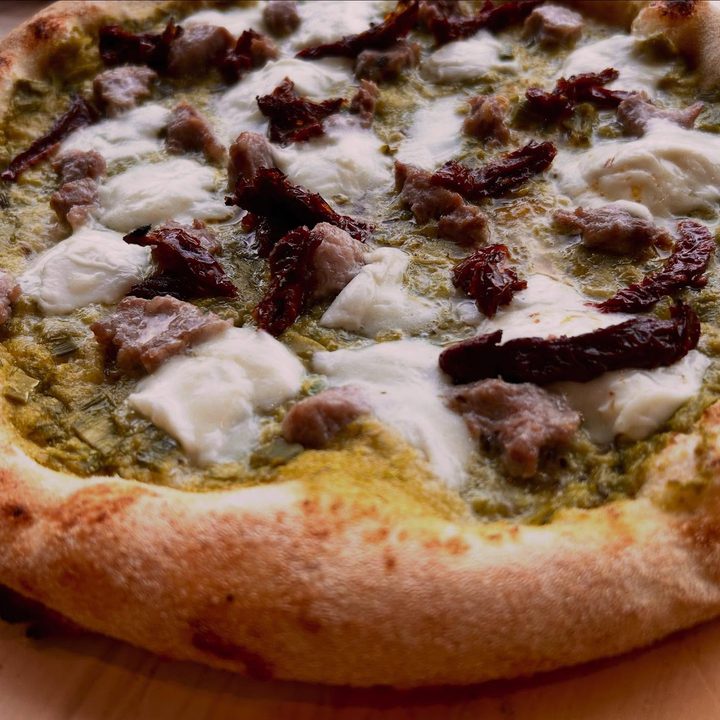 La pizza del mese di maggio 2025: crema di asparagi verdi, tastasale, pomodori secchi