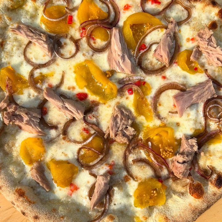 La pizza del mese di giugno 2025: fiordilatte, datterino giallo, peperoncino fresco
