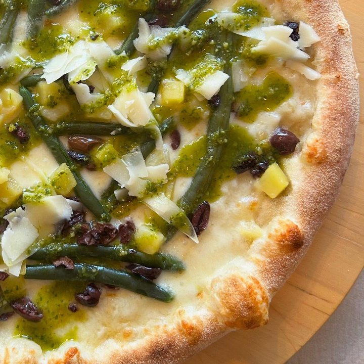 La pizza del mese di luglio 2025: fiordilatte, fagiolini, patate, olive, pesto