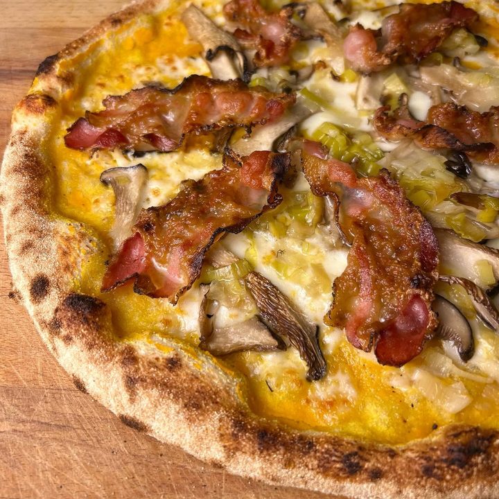 La pizza del mese di ottobre 2025: crema di zucca e fiordilatte