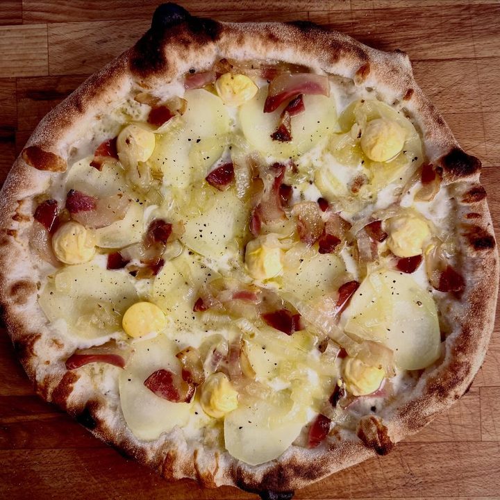 La pizza del mese di febbraio 2026: fiordilatte, patate sbollentate, cipolla caramellata, speck, crema d'uovo e ricotta