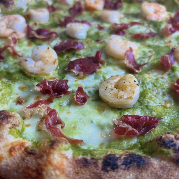 La pizza del mese di marzo 2026: fiordilatte, crema di piselli, mazzancolle al rum, chips di prosciutto crudo