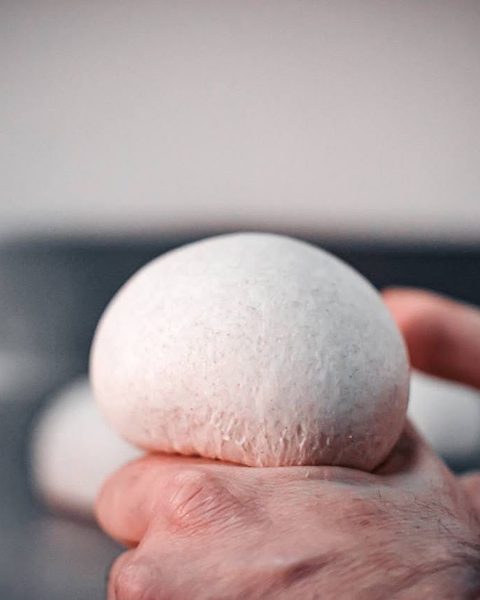 Un panetto di pasta nel palmo della mano